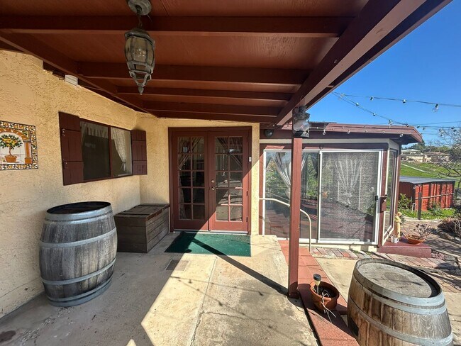 Building Photo - Cozy 2-Bedroom Duplex with Fireplace & Sunroom in Vista – Don’t Miss Out!