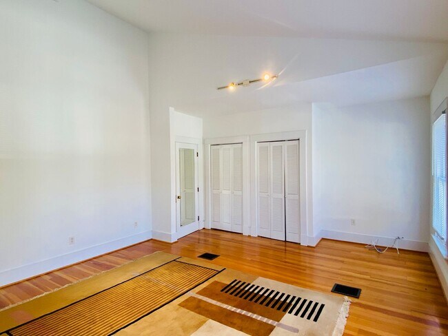 Building Photo - Beautifully Renovated 2bdrm/1.5bth Row House Located in Historic Church Hill!!