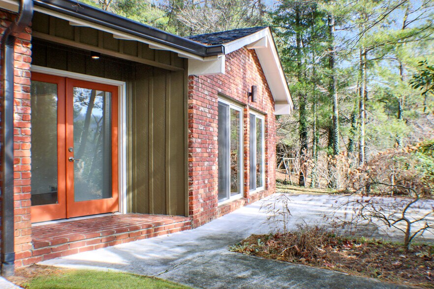 Building Photo - 21 Woodbury Rd