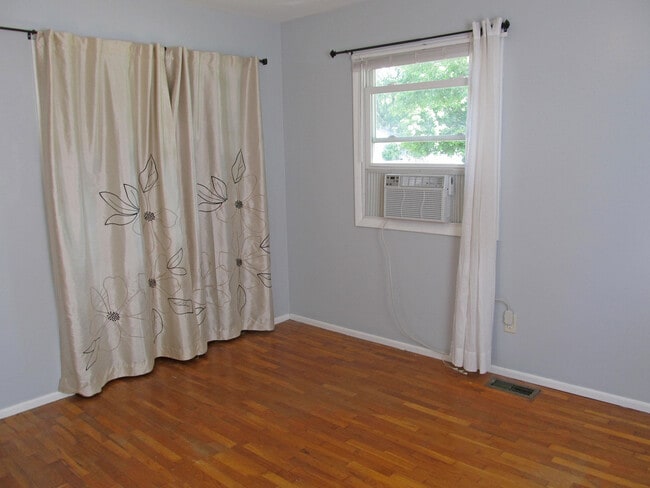 Building Photo - MOVE IN SPECIAL 3 Bedroom 1.5 Bath Ranch in Portage