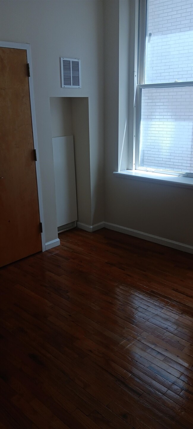 Building Photo - 143 E State St
