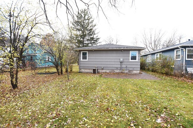 Building Photo - 300 Howland Ave