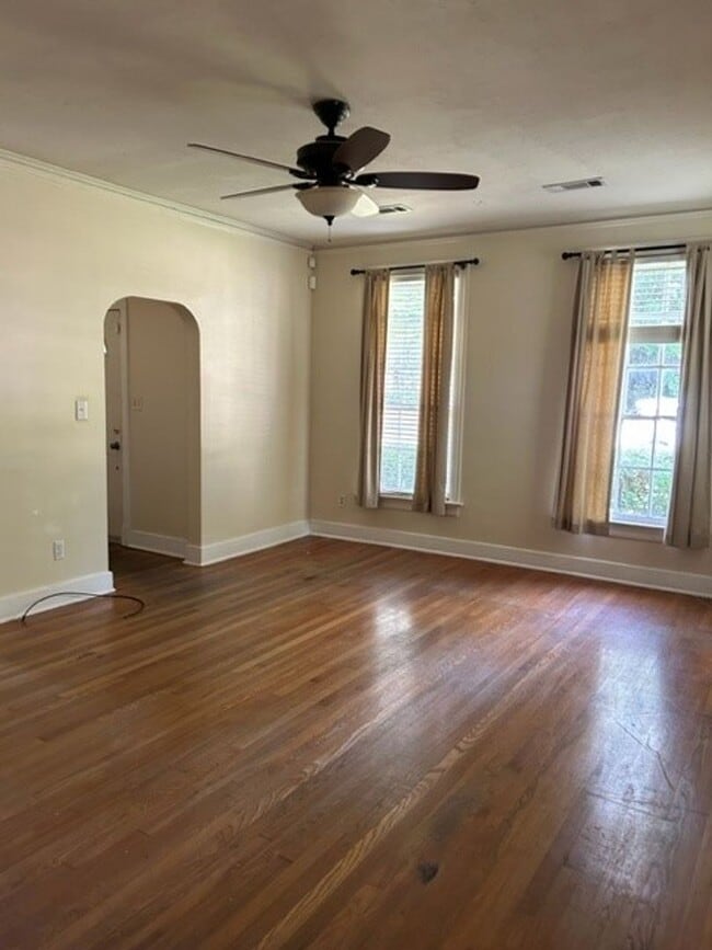 Building Photo - Beautiful Spacious Updated Home In Belhave...