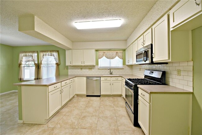 Building Photo - 4604 Pelham Dr