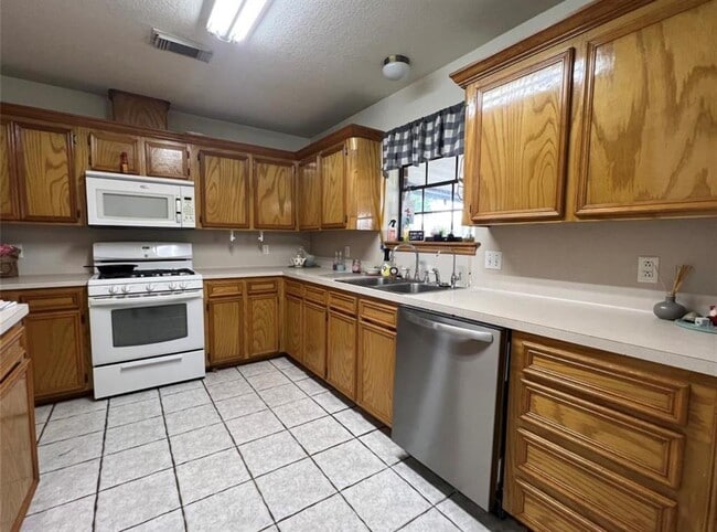 Building Photo - 825 Manor Dr