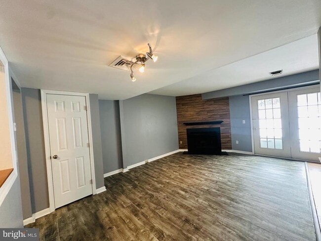 Building Photo - 406 Barrington Ct