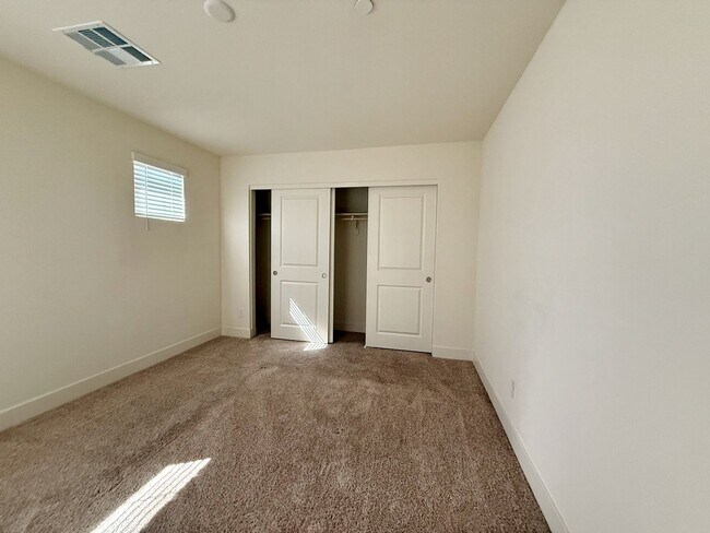 Building Photo - 3 BED 2.5 BATH 2 CAR GARAGE TOWNHOUSE w/ PRIVATE BACKYARD in GATED COMMUNITY.