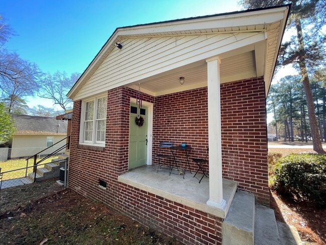 Building Photo - 2 Bedroom 1 Bath Brick Home