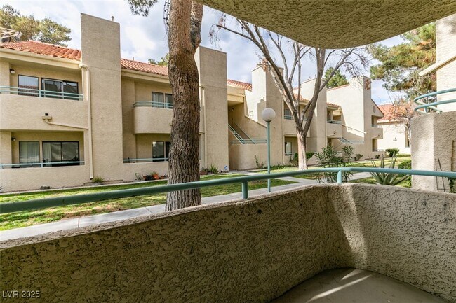 Building Photo - 810 N Sloan Ln