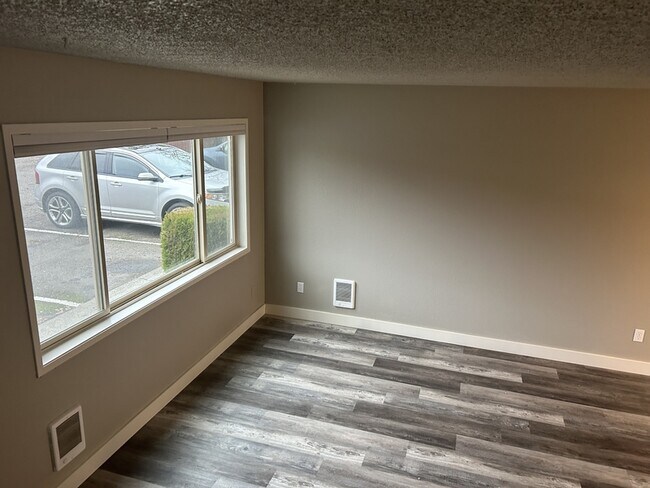 Building Photo - 3437 Redwood Ave