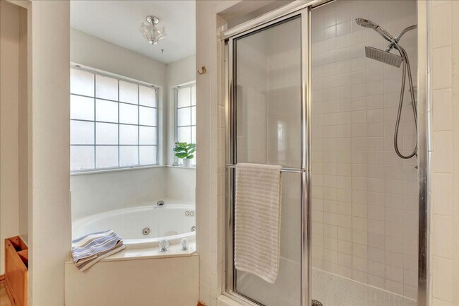 Building Photo - Look at this Bonus Room!!!