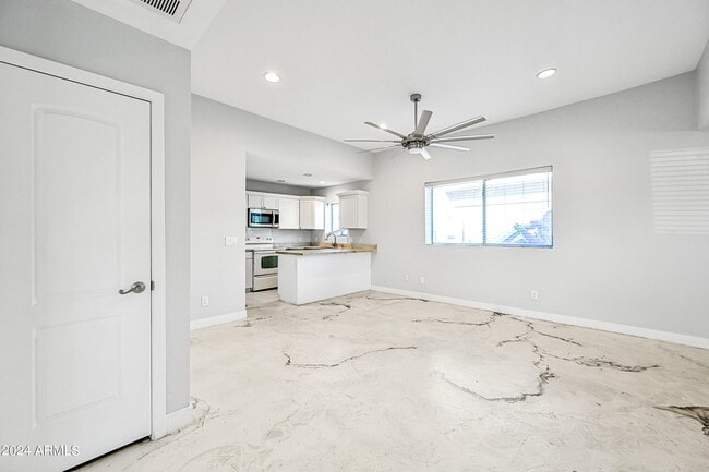 Building Photo - 1850 W Glenrosa Ave