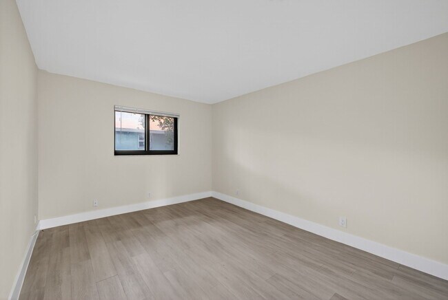 Building Photo - Wilton Manors