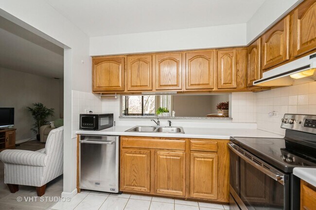 Building Photo - 260 E Court of Shorewood