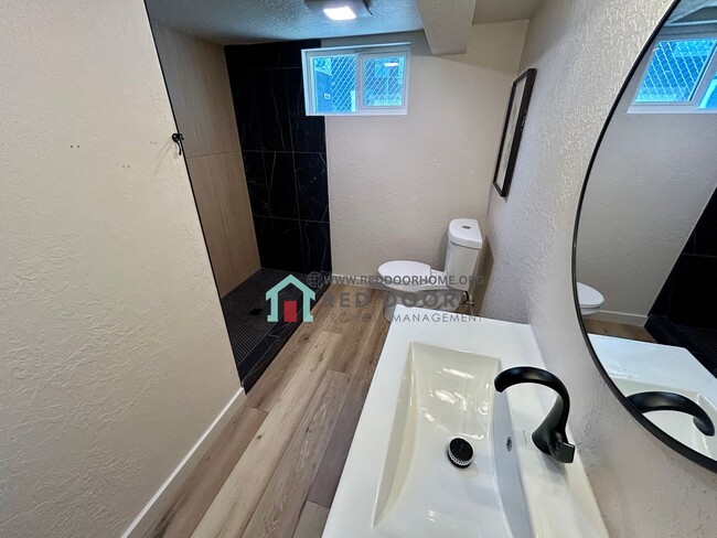 Building Photo - Spacious 5 bedroom, 3 bathroom single-family home.