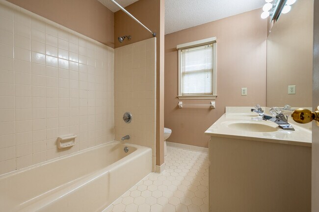 Building Photo - 4135 Knollcrest Cir N