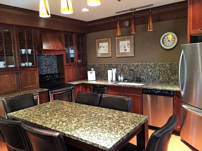 Building Photo - Spacious 2 Br/2Ba Condo w/1500 sq ft in Heart of St Louis Park! 2 Heated parking spots included!