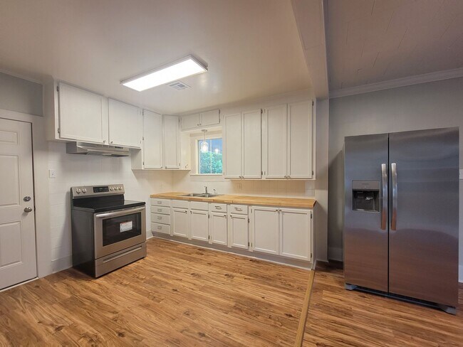 Building Photo - 3 Bed/2 Bath House