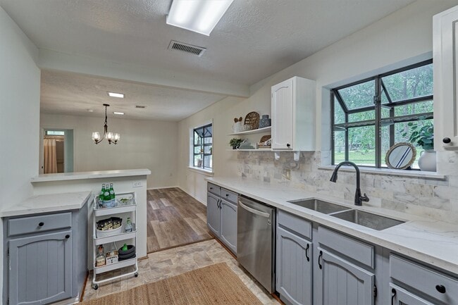 Building Photo - 903 Commanche Rd