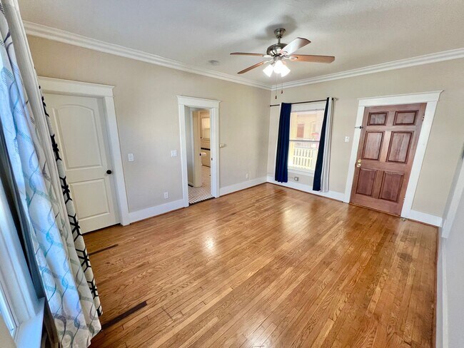 Building Photo - Charming Vintage 1-Bedroom Near Downtown L...