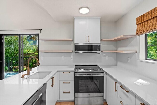 Building Photo - Stylish Lake Oswego 1 Bedroom Condo with Loft — Walk to Shops & Parks