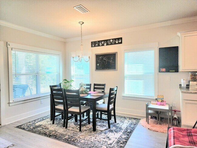 Building Photo - Stunning 4-Bed, 3-Bath Beauty, 2,117 sq. ft. of Pure Comfort and Style!