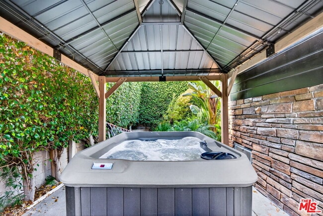 Building Photo - 1200 Tamarind Ave