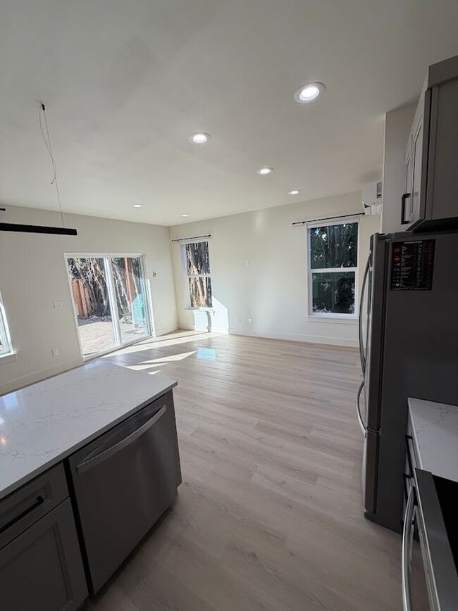 Building Photo - Modern Living Duplex in Keizer