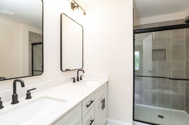 Building Photo - Beautiful 3BR 3.5BA Townhome w/ Full Appliance Kitchen - Garage Parking in West End