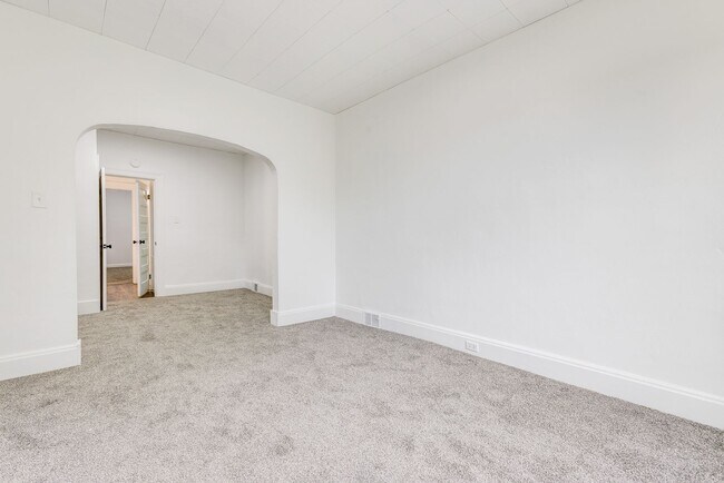 Building Photo - AVAILABLE August 2026 - Fully Renovated Mount Washington Charmer with Historic Details & Modern U...