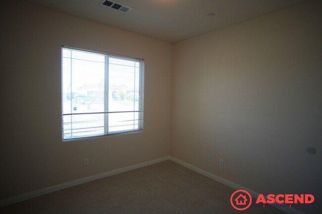 Building Photo - Charming 3 Bed / 2 Bath Home with Garage in Bakersfield!