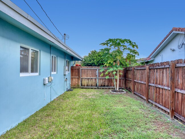 Building Photo - 1298 NW 4th St