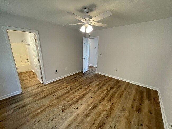 Building Photo - Updated 3/2 House in Silver Creek- $1,495