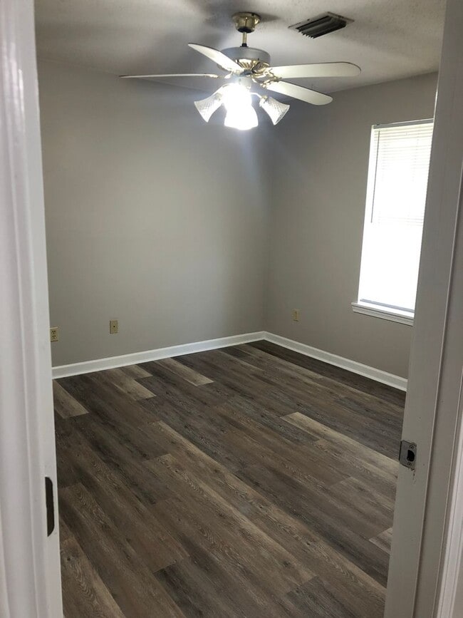 Building Photo - Fully Remodeled 3 Bed / 2 Bath Home on Sea...