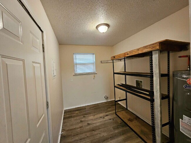 Building Photo - Spacious 3 Bedroom, 2 Bath Duplex in Northeast Pensacola