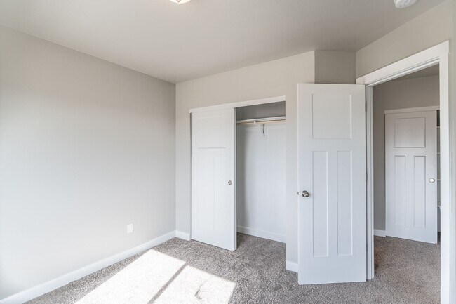 Building Photo - 3 Bed, 2.5 Bath Duplex in Royal City