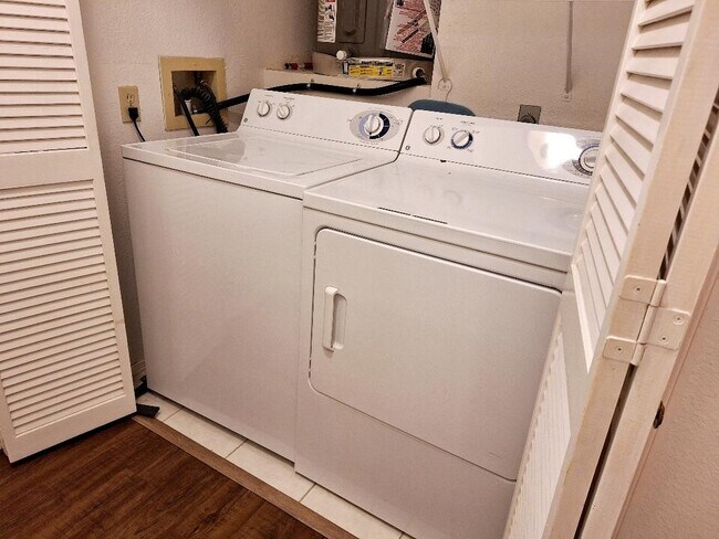 Building Photo - 921 Marine Dr