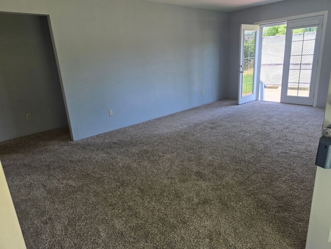 Building Photo - 3 bed 1 bath  Home for Rent in Grants Pass