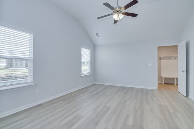 Building Photo - Like New Home - 4 Bed 3 Bath