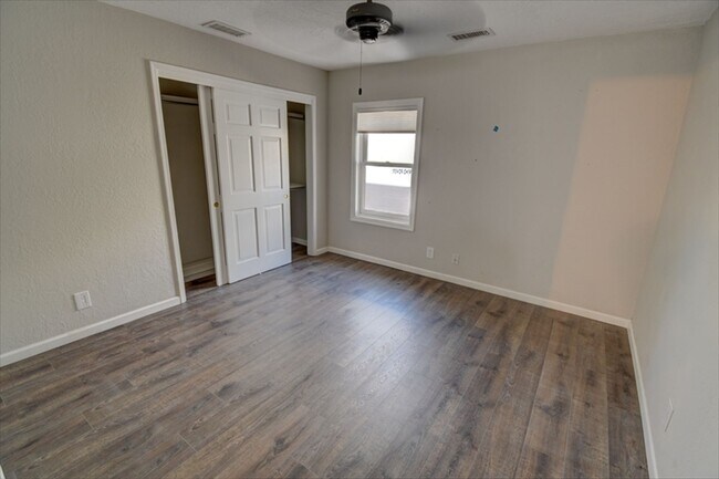Building Photo - 9651 Village Green Dr NE
