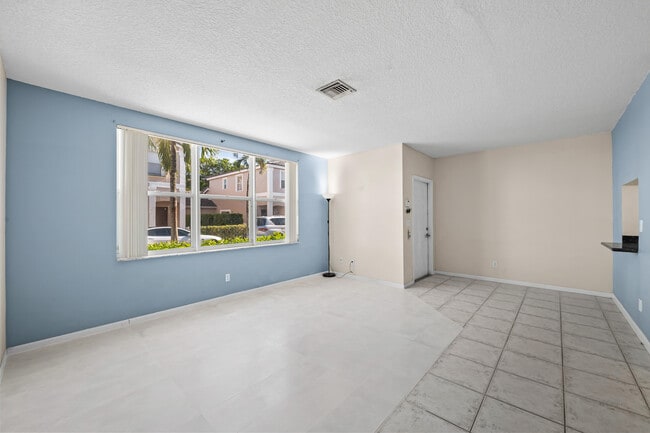 Building Photo - 10565 NW 57th Ct