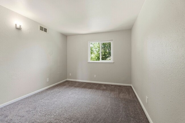 Building Photo - FULLY REMODELED MODERN SPACIOUS TOWNHOUSE!!!