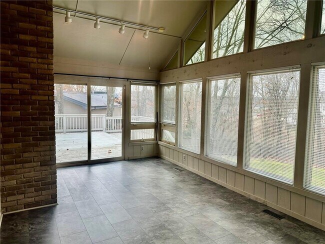 Building Photo - 4 Lois Ln