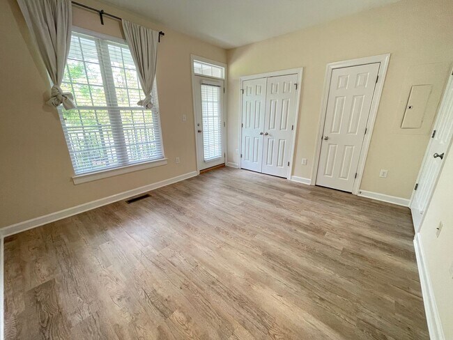 Building Photo - Wonderful location and features for this s...