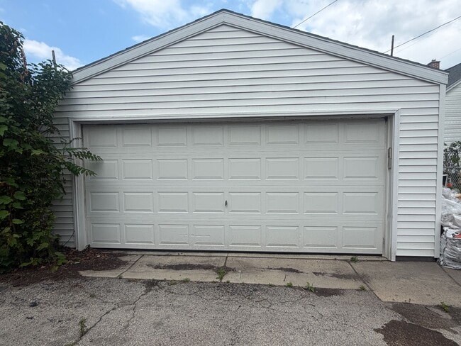 Building Photo - 3504 S Clement Ave