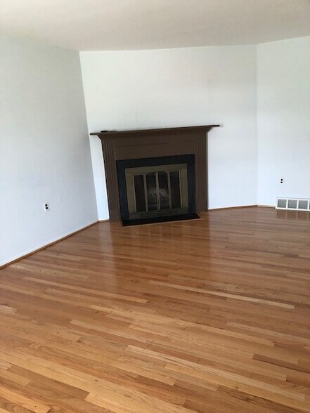 family room - 804 Whitpain Hls