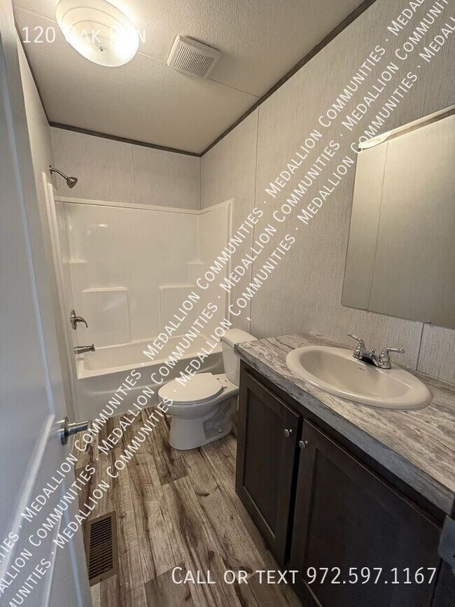 Building Photo - 120 Oak Run