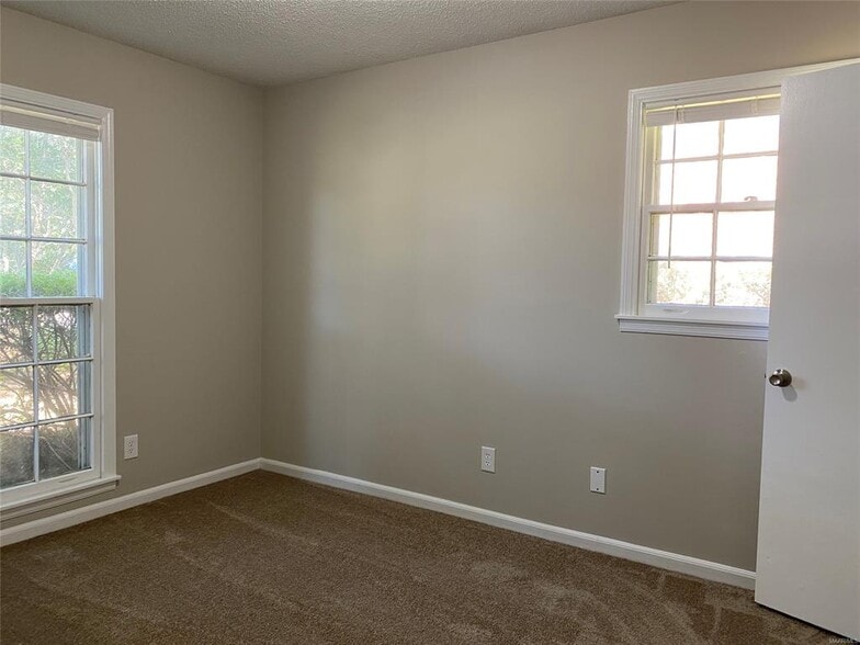 Building Photo - 306 Oakwild Dr