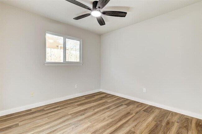 Building Photo - 402 Mulberry Dr