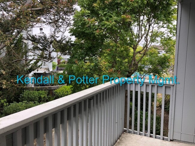 Building Photo - Spacious 3 bed/2.5 bath End Unit Townhome ...